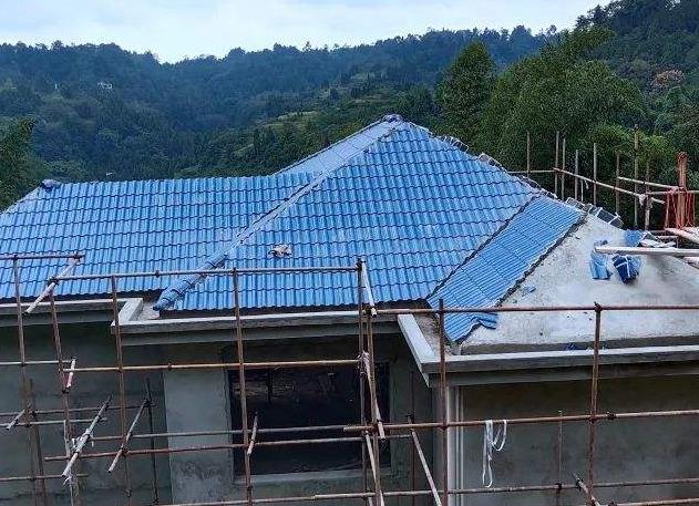  现在国家政策使然，大力提倡新农村建设，所以就有不少人开始着手回农村自建房。再者城市买房对于我们平常百姓而言，还是很有难度的，房价一天一个价，多数人都负担不起，农民工挣钱也不容易。所以将自己打拼多年的积蓄回老家自建房，这是一个明智之举。对于自建房而言，造价比较实惠经济，性价比高，而且所有设计以及布局都可以根据自己的意愿来，不像商品房，都是统一格局，超死板。再者农村自建房也能方便父母养老所需。各种优势的驱使下，农村自建房必是发展趋势。但是不少房主都不清楚建房是怎么个步骤，接下来小编为大家涨涨知识。 达州别墅施工  现在建房一般都会先找专业的设计师根据自己的需求设计一款适合自己的房子。随后找施工团队，进行现场施工建房。首先是打地基，这一环节主要包括开挖，放线定位，浇筑垫层，墙、柱钢筋等。  达州别墅施工  基础打好后，就开始进行一楼的砌砖墙，还有地面、柱的浇筑。  达州别墅施工  墙体砌筑好后，对该层的楼梯浇筑。  达州别墅施工  楼梯浇筑完后，再对该层的楼板进行施工。    像这样依次逐层施工，最后进行屋面、梁的钢筋捆扎以及浇筑施工。    屋面工程结束后，开始屋顶的施工。    有些房主喜欢平屋顶设计，那就是建筑好后，楼顶上方是个大露台，晾晒、观景、休闲娱乐比较方便。但是也有的喜欢坡屋顶设计，上头铺盖琉璃瓦，冬暖夏凉，上面还可以做个小阁楼，储藏东西也比较方便。  达州别墅施工  整个主体框架就结束了，说来其实也挺简单的，但是整个施工过程还是很漫长的，琐事也是蛮多的，但是自己亲自参与其中，还是很欣慰的。